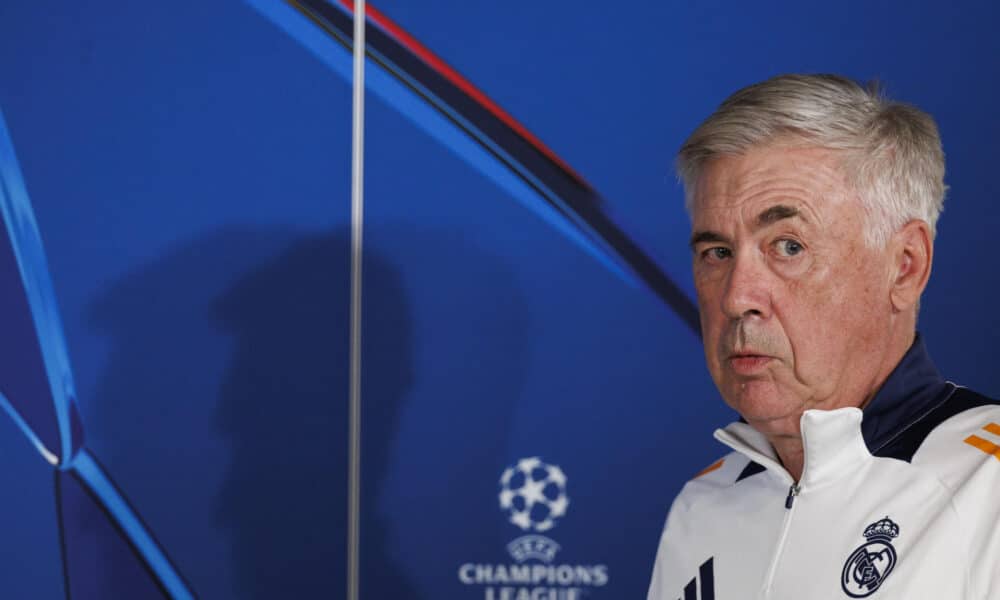 El entrenador del Real Madrid, Carlo Ancelotti, durante la rueda de prensa posterior al entrenamiento del equipo en la Ciudad Deportiva de Valdebebas para preparar el partido de la cuarta jornada de la Liga de Campeones que mañana disputarán frente al AC Milan en el estadio Santiago Bernabéu de Madrid. EFE/Sergio Pérez