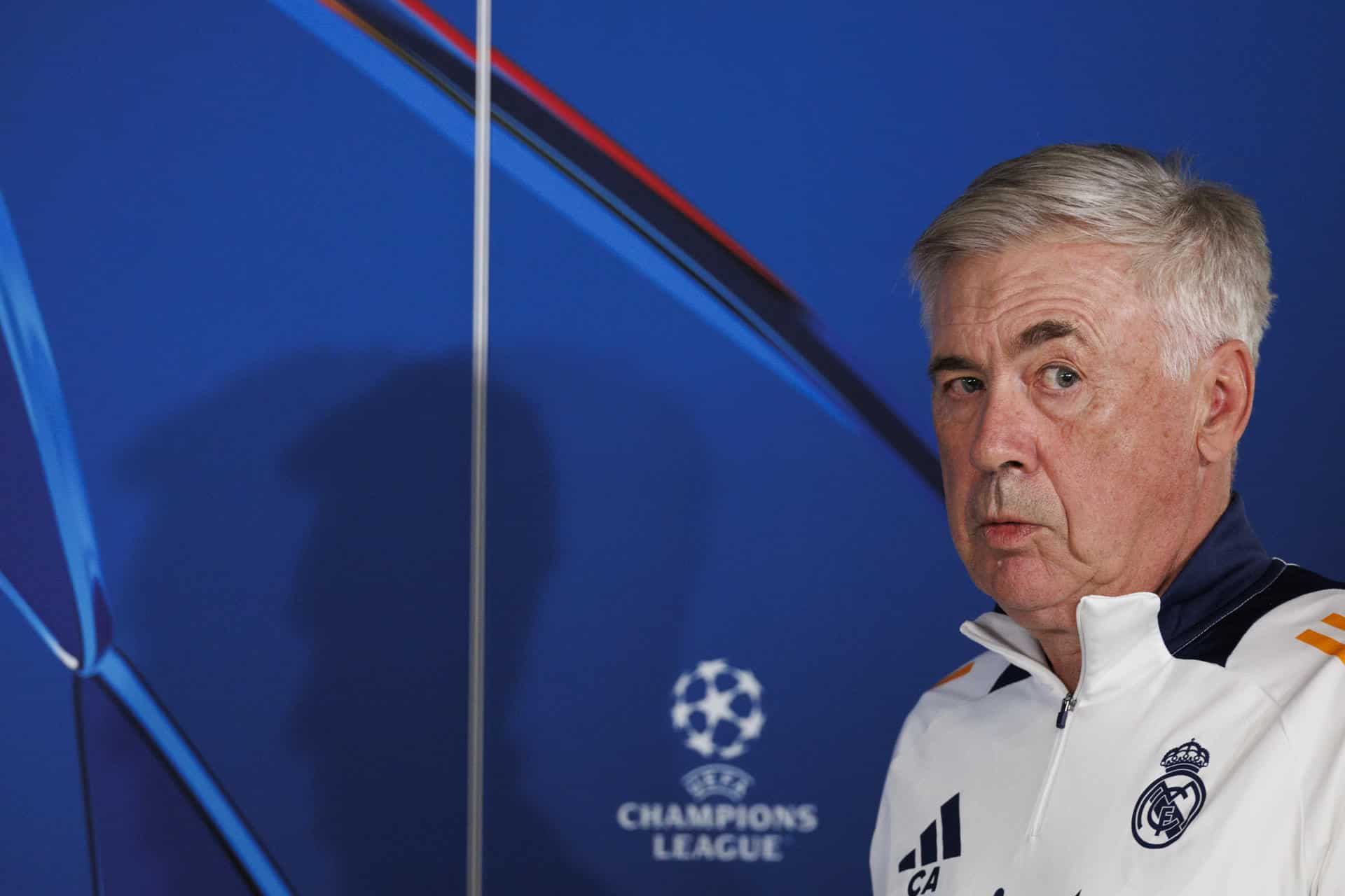 El entrenador del Real Madrid, Carlo Ancelotti, durante la rueda de prensa posterior al entrenamiento del equipo en la Ciudad Deportiva de Valdebebas para preparar el partido de la cuarta jornada de la Liga de Campeones que mañana disputarán frente al AC Milan en el estadio Santiago Bernabéu de Madrid. EFE/Sergio Pérez