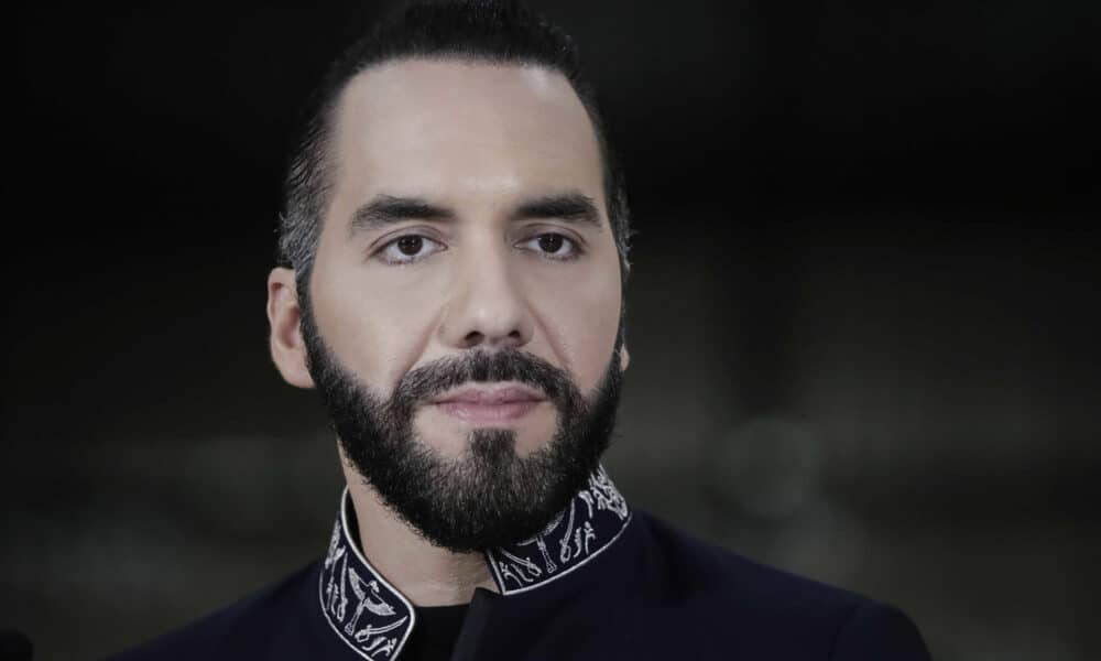 El presidente de El Salvador, Nayib Bukele, habla tras ser condecorado durante una visita diplomática este 11 de noviembre de 2024, en San José (Costa Rica). EFE/ Jeffrey Arguedas