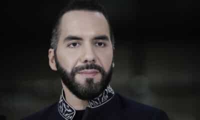 El presidente de El Salvador, Nayib Bukele, habla tras ser condecorado durante una visita diplomática este 11 de noviembre de 2024, en San José (Costa Rica). EFE/ Jeffrey Arguedas