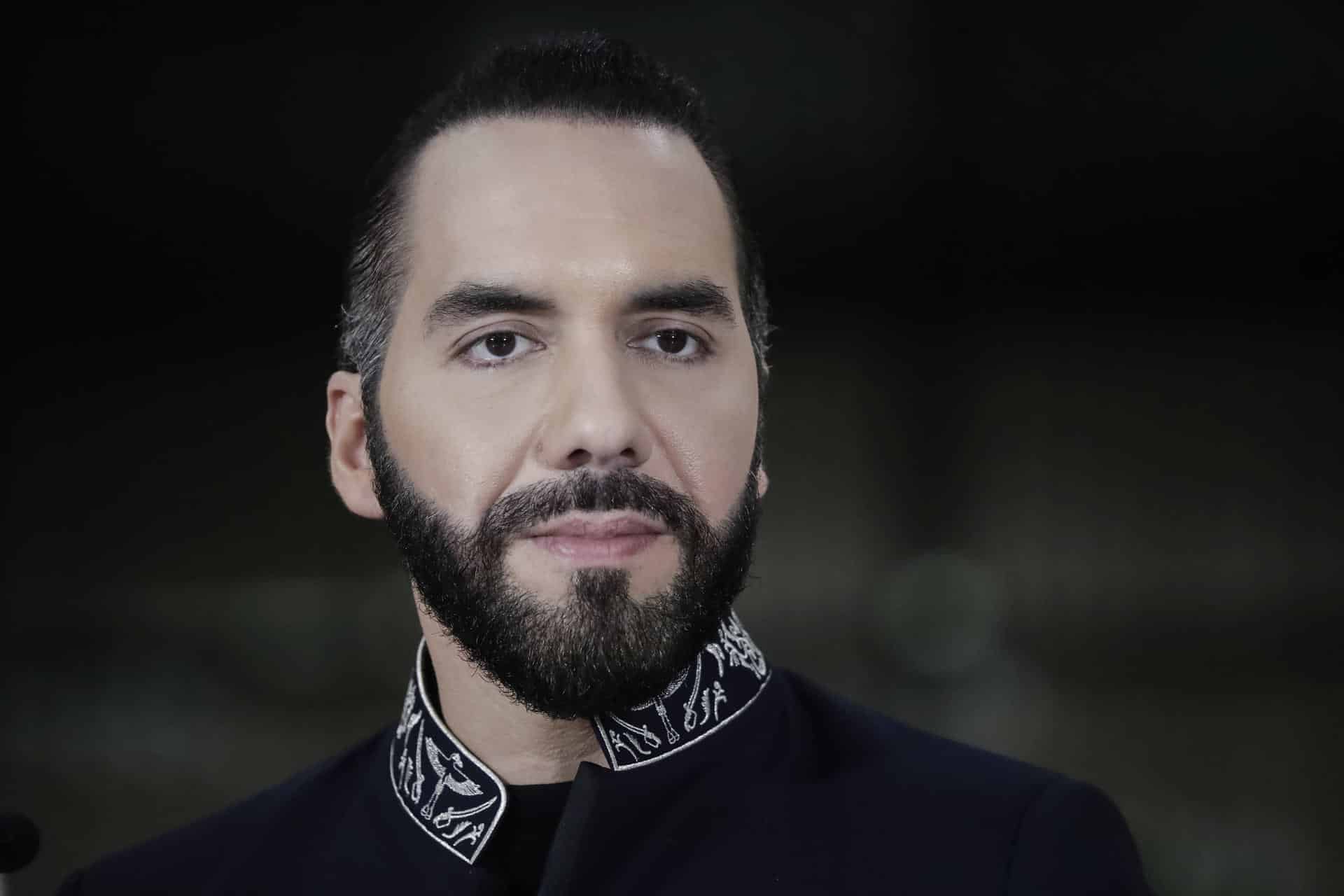 El presidente de El Salvador, Nayib Bukele, habla tras ser condecorado durante una visita diplomática este 11 de noviembre de 2024, en San José (Costa Rica). EFE/ Jeffrey Arguedas