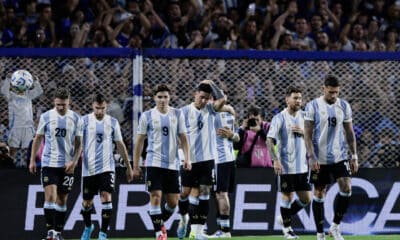 Jugadores de Argentina celebran un gol de Lautaro Martínez a un partido de las eliminatorias sudamericanas para el Mundial de 2026. EFE/ Luciano González