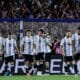 Jugadores de Argentina celebran un gol de Lautaro Martínez a un partido de las eliminatorias sudamericanas para el Mundial de 2026. EFE/ Luciano González