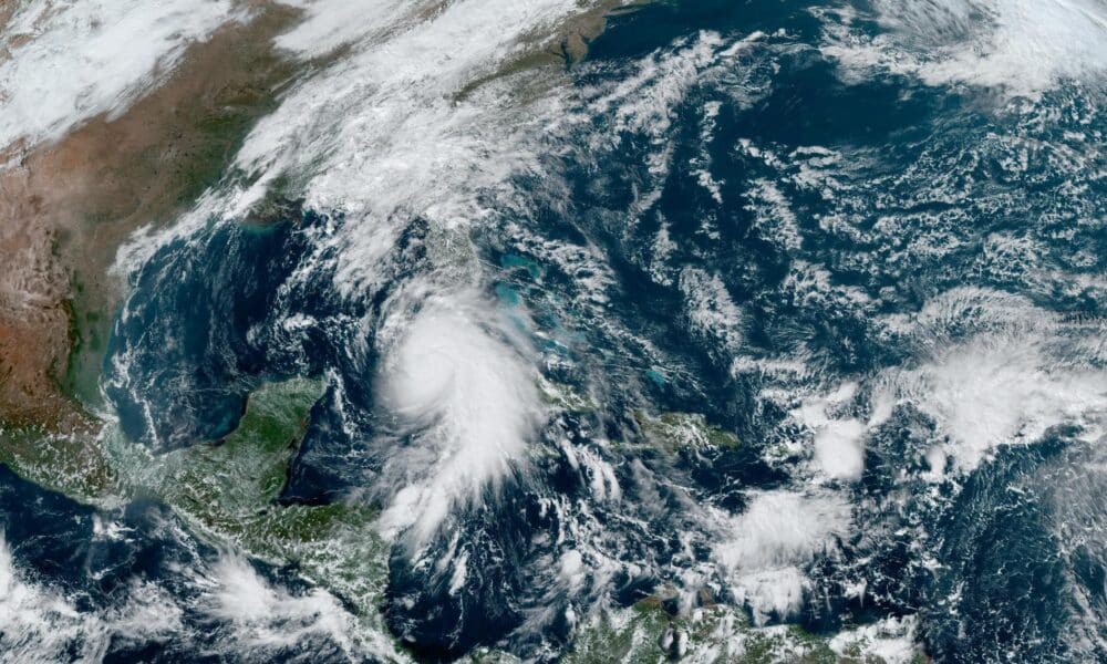 Fotografía satelital cedida este miércoles por la Oficina Nacional de Administración Oceánica y Atmosférica (NOAA) a través del Centro Nacional de Huracanes (NHC) estadounidense donde se muestra la localización del huracán Rafael sobre el Caribe. EFE/NOAA-NHC