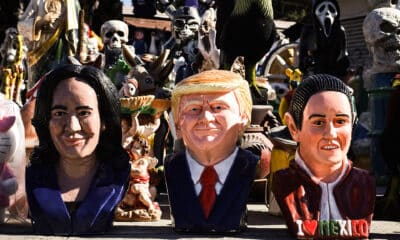 Fotografía de unas figuras del candidato a la presidencia de Estados Unidos, el expresidente y candidato republicano Donald Trump (c), de la candidata demócrata Kamala Harris (i) y de la presidente de México, Claudia Sheinbaum, este martes en Tijuana (México). EFE/Joebeth Terríquez