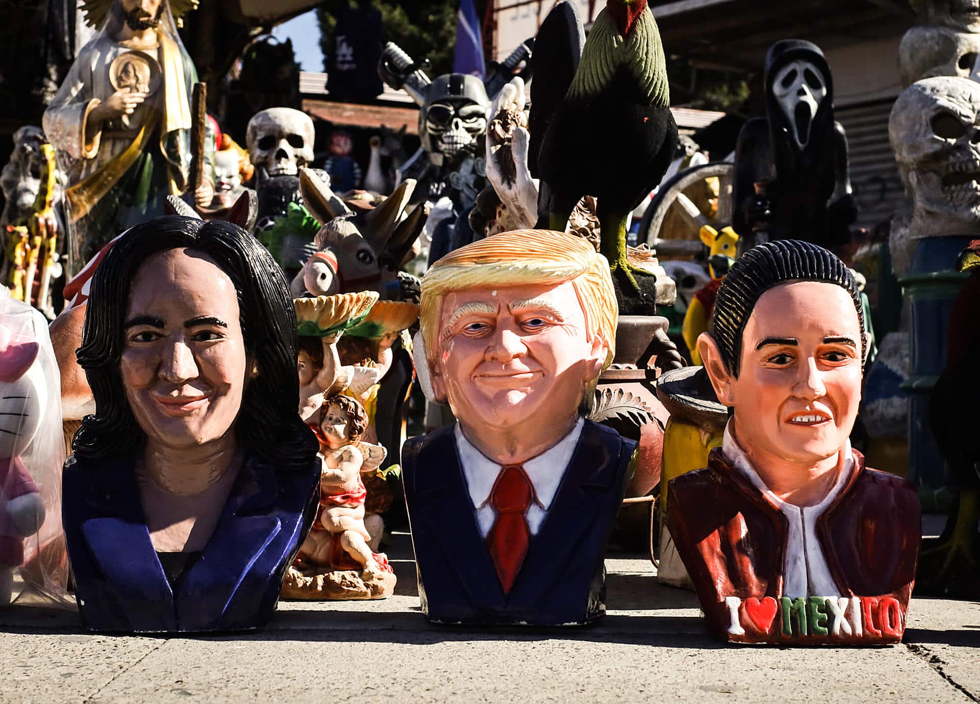 Fotografía de unas figuras del candidato a la presidencia de Estados Unidos, el expresidente y candidato republicano Donald Trump (c), de la candidata demócrata Kamala Harris (i) y de la presidente de México, Claudia Sheinbaum, este martes en Tijuana (México). EFE/Joebeth Terríquez