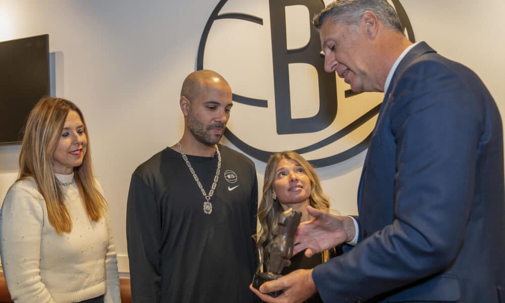 El alcalde de Badalona, Xavier García Albiol (d), entrega el nombramiento de hijo predilecto de Badalona al entrenador de los Brooklyn Nets, Jordi Hernández, en el Barclay Center, sede del equipo en Nueva York. EFE/Ángel Colmenares