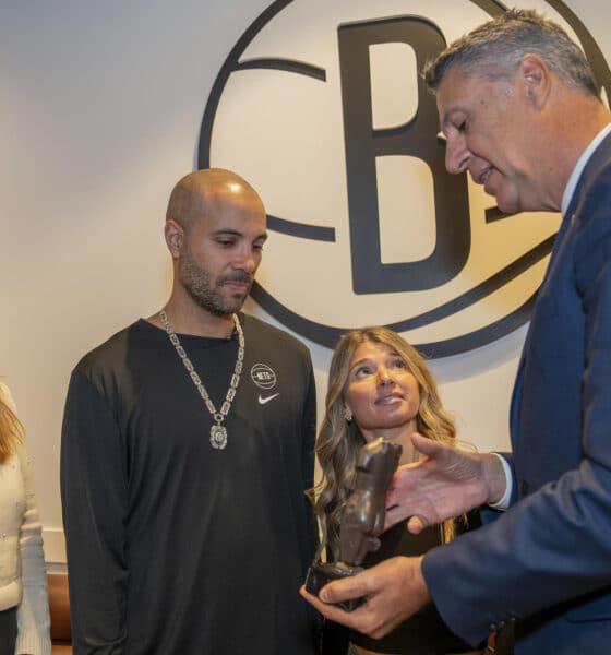 El alcalde de Badalona, Xavier García Albiol (d), entrega el nombramiento de hijo predilecto de Badalona al entrenador de los Brooklyn Nets, Jordi Hernández, en el Barclay Center, sede del equipo en Nueva York. EFE/Ángel Colmenares