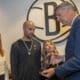 El alcalde de Badalona, Xavier García Albiol (d), entrega el nombramiento de hijo predilecto de Badalona al entrenador de los Brooklyn Nets, Jordi Hernández, en el Barclay Center, sede del equipo en Nueva York. EFE/Ángel Colmenares