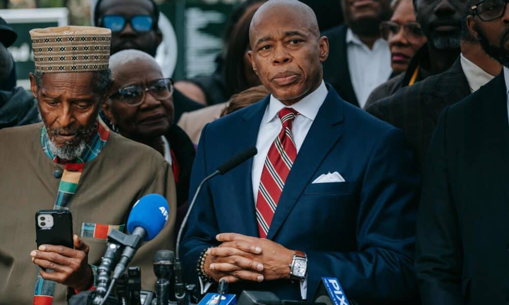 Fotografía de archivo del alcalde de la ciudad de Nueva York, Eric Adams (c), en una conferencia de prensa afuera de Gracie Mansion, la residencia oficial del alcalde, en Nueva York, EE. UU., El 26 de septiembre de 2024. EFE/EPA/Olga Fedorova