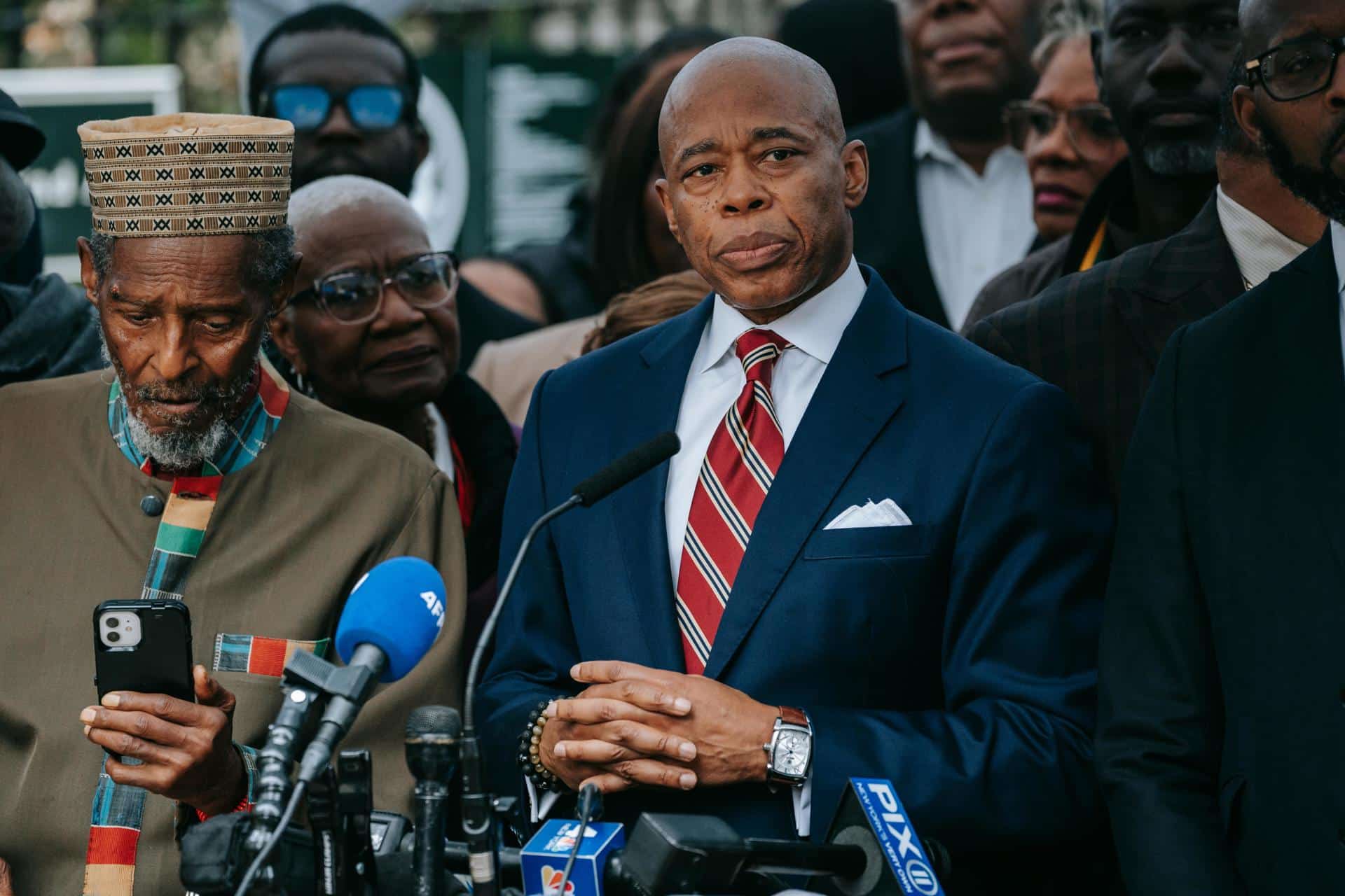 Fotografía de archivo del alcalde de la ciudad de Nueva York, Eric Adams (c), en una conferencia de prensa afuera de Gracie Mansion, la residencia oficial del alcalde, en Nueva York, EE. UU., El 26 de septiembre de 2024. EFE/EPA/Olga Fedorova