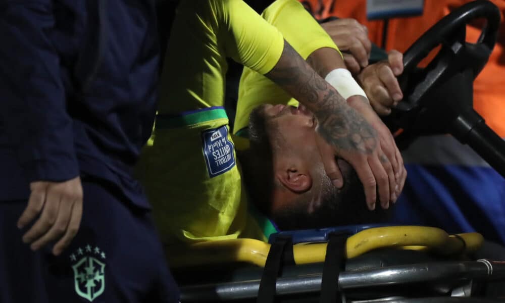 Imagen de archivo del día que Neymar sufrió una grave lesión hace un año en el partido de las eliminatorias Sudamericanas para la Copa Mundial de Fútbol 2026 entre Uruguay y Brasil en el estadio Centenario en Montevideo (Uruguay). EFE/Raul Martinez