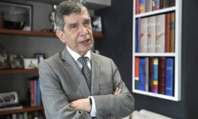 El exministro Rafael Pardo Rueda, habla durante una entrevista con EFE este lunes en Bogotá (Colombia). EFE/ Carlos Ortega