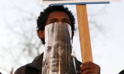 Fotografía de archivo de un hombre sosteniendo una imagen de Malcolm X, durante una manifestación. EFE/ Abir Sultan ARCHIVO