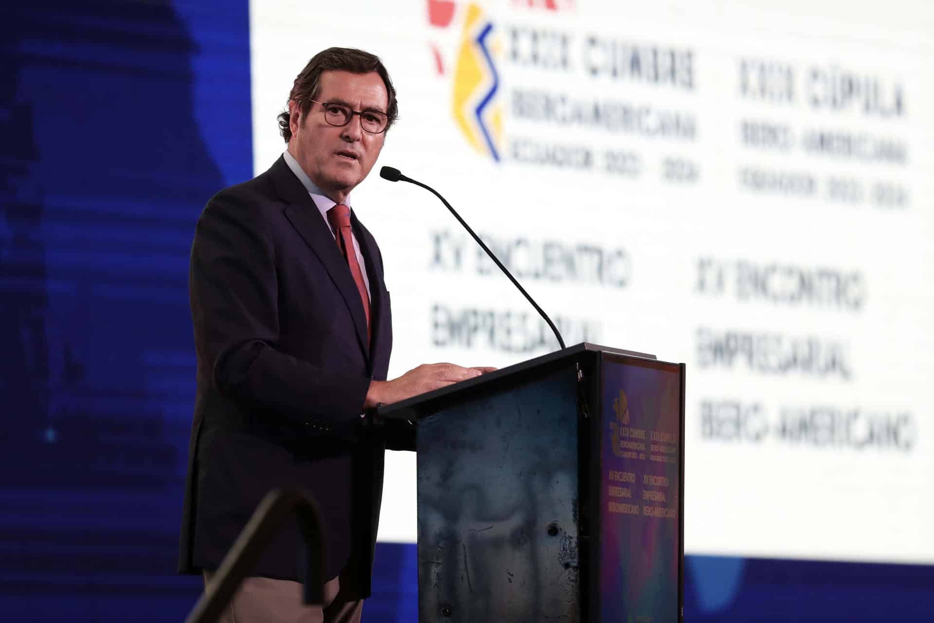 El presidente de Confederación Española de Organizaciones Empresariales (CEOE), Antonio Garamendi, habla durante el XV Encuentro Empresarial Iberoamericano, en Cuenca (Ecuador). EFE/ Carlos Durán Araújo