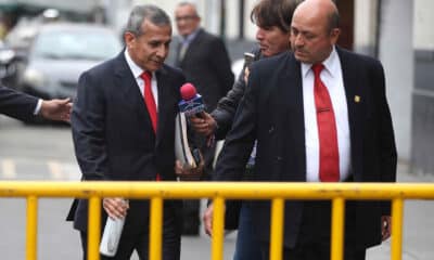 El expresidente de Perú Ollanta Humala (i) llega a un interrogatorio en el final del juicio oral en su contra por los presuntos aportes ilegales de Odebrecht en sus campañas electorales, este miércoles en Lima (Perú). EFE/ Paolo Aguilar