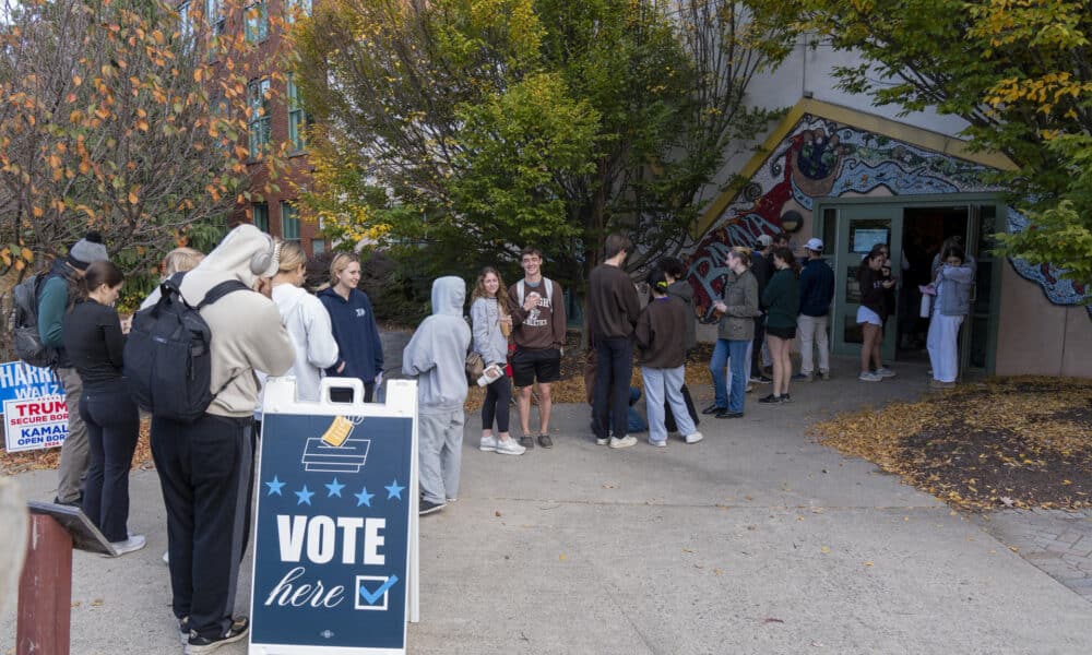 Personas esperan en una fila para votar en un centro de votación instalado en la tienda Banana Factory, este martes, en Bethlehem, Pensilvania (Estados Unidos). EFE/ Ángel Colmenares