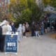 Personas esperan en una fila para votar en un centro de votación instalado en la tienda Banana Factory, este martes, en Bethlehem, Pensilvania (Estados Unidos). EFE/ Ángel Colmenares