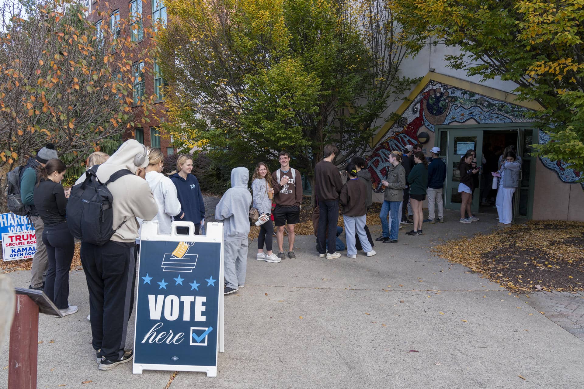 Personas esperan en una fila para votar en un centro de votación instalado en la tienda Banana Factory, este martes, en Bethlehem, Pensilvania (Estados Unidos). EFE/ Ángel Colmenares