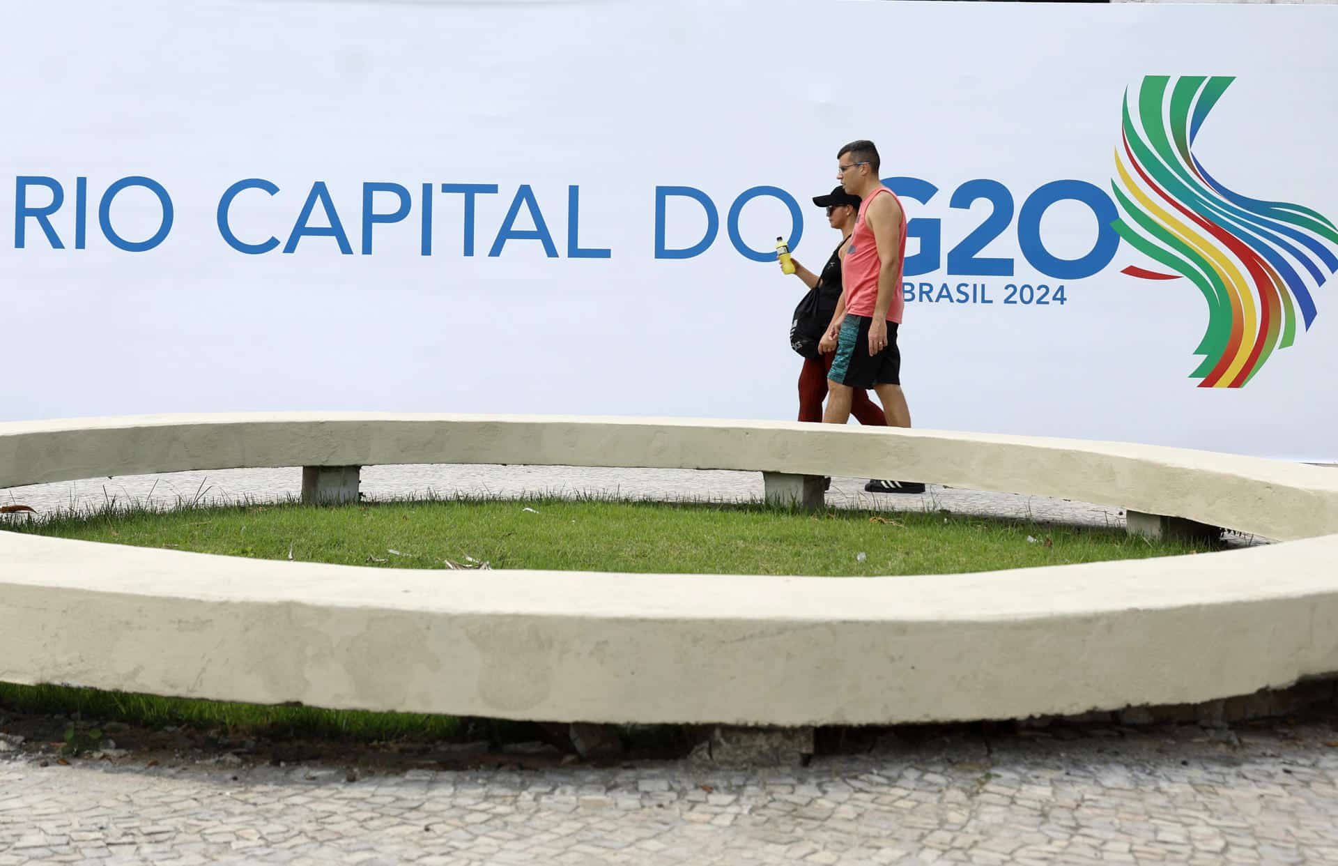 Una pareja camina frente a un letrero del G20 en el Museo de Arte Moderno (MAM) este martes en Río de Janeiro (Brasil). EFE/ Antonio Lacerda.