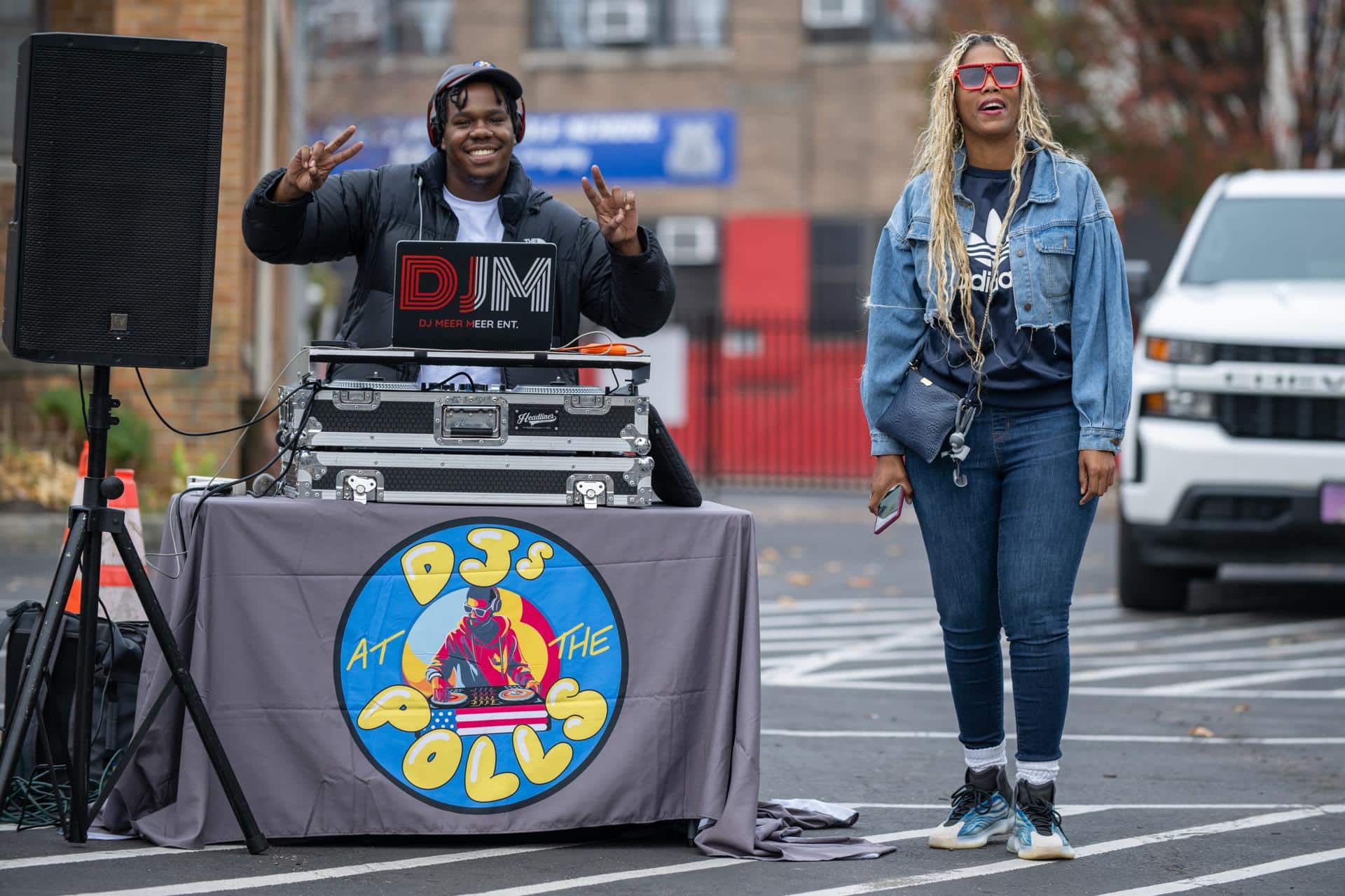 Un DJ interpreta música cerca de un centro de votación en Filadelfia, Pensilvania, EE.UU. EFE/DAVID MUSE