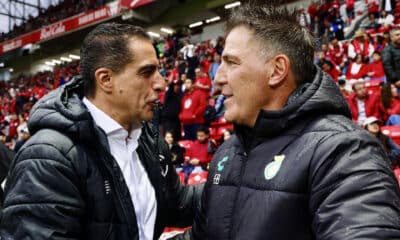 El entrenador del Toluca, Renato Alves (i) saluda a su homólogo León Eduardo Berizzo en un partido por la jornada 15 del torneo Apertura 2024 de la Liga MX. EFE/ Alex Cruz