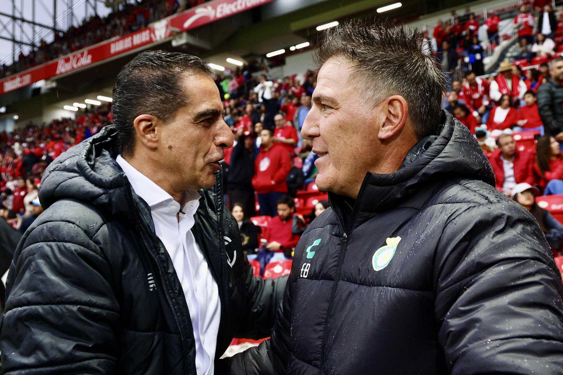 El entrenador del Toluca, Renato Alves (i) saluda a su homólogo León Eduardo Berizzo en un partido por la jornada 15 del torneo Apertura 2024 de la Liga MX. EFE/ Alex Cruz