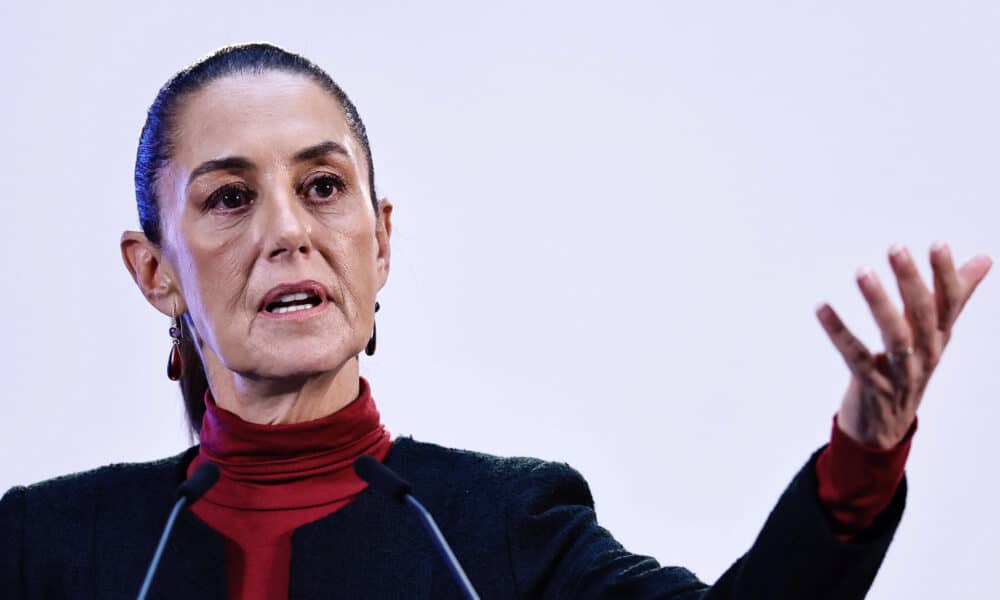 La presidenta de México Claudia Sheinbaum habla durante su conferencia de prensa matutina este lunes, en el Palacio Nacional en la Ciudad de México (México). EFE/ Sáshenka Gutiérrez