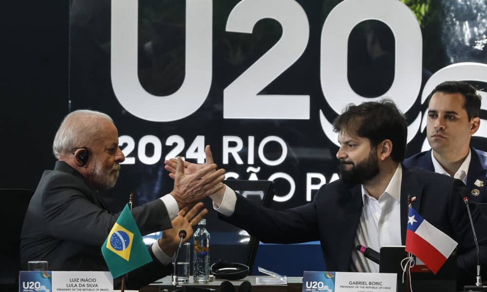 El presidente de Brasil, Luiz Inácio Lula da Silva (i) y el presidente de Chile, Gabriel Boric, se saludan en el cierre de la U20, previa a la cumbre de G20, este domingo, en la ciudad de Río de Janeiro (Brasil). EFE/ Antonio Lacerda