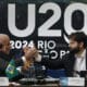 El presidente de Brasil, Luiz Inácio Lula da Silva (i) y el presidente de Chile, Gabriel Boric, se saludan en el cierre de la U20, previa a la cumbre de G20, este domingo, en la ciudad de Río de Janeiro (Brasil). EFE/ Antonio Lacerda