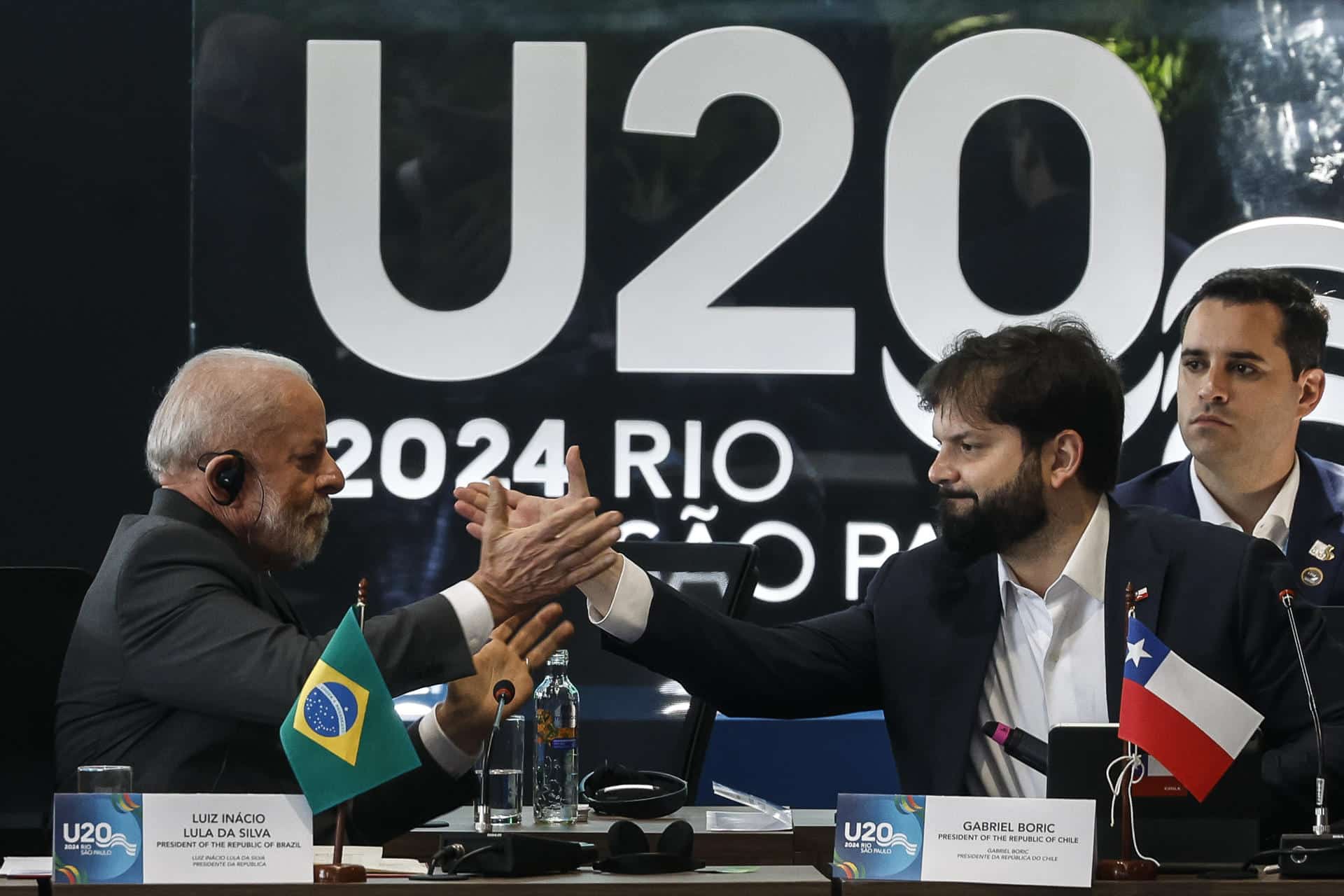 El presidente de Brasil, Luiz Inácio Lula da Silva (i) y el presidente de Chile, Gabriel Boric, se saludan en el cierre de la U20, previa a la cumbre de G20, este domingo, en la ciudad de Río de Janeiro (Brasil). EFE/ Antonio Lacerda