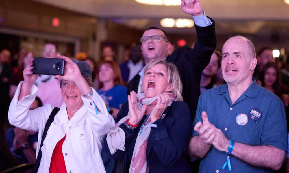 La gente vitorea mientras llegan los resultados de las elecciones en la Fiesta de Vigilancia de la Noche Electoral del Partido Demócrata de Arizona de 2024, el Día de las Elecciones en Phoenix, Arizona, EE. UU., 05 de noviembre de 2024. EFE/EPA/ALLISON DINNER