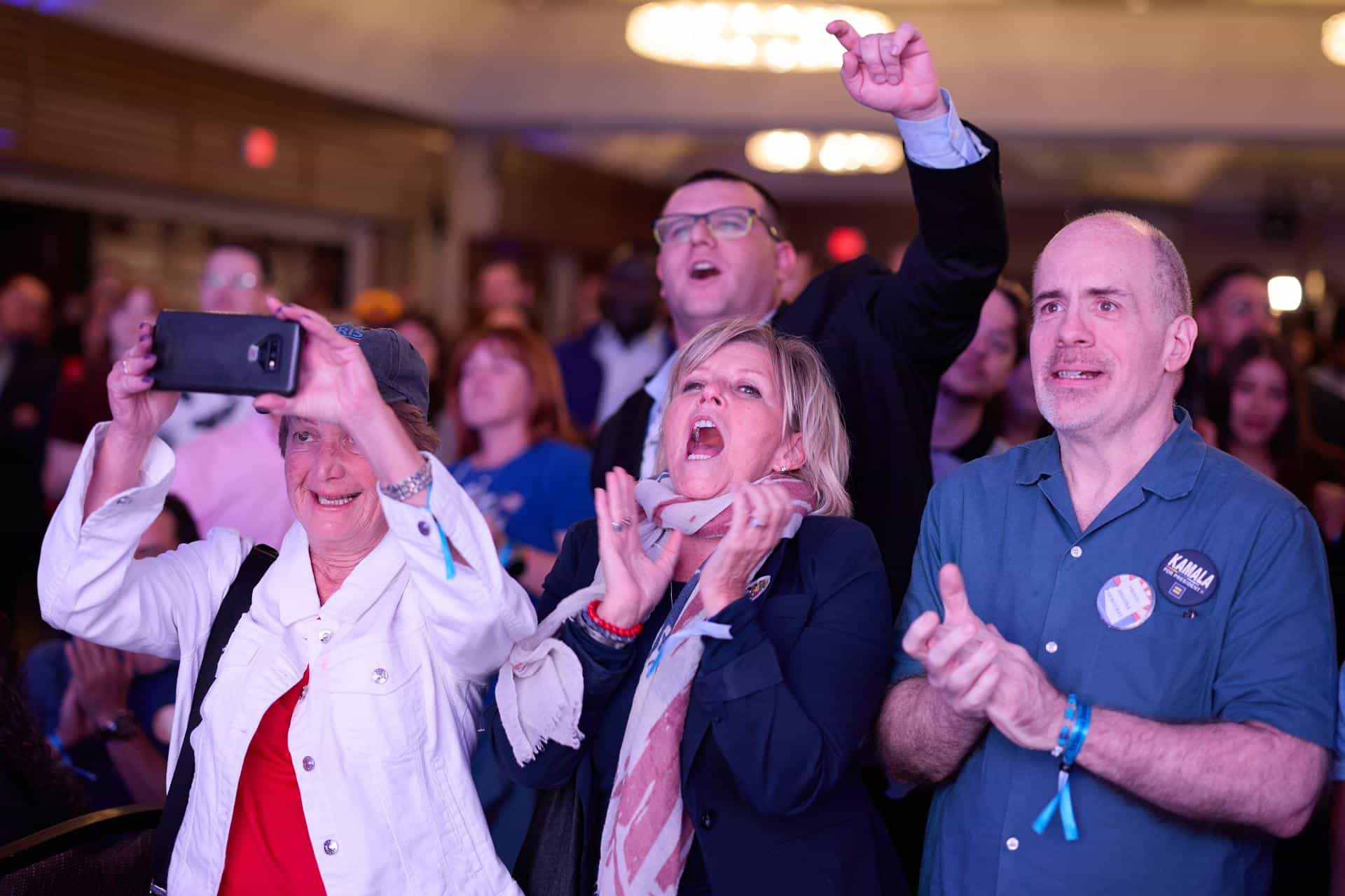 La gente vitorea mientras llegan los resultados de las elecciones en la Fiesta de Vigilancia de la Noche Electoral del Partido Demócrata de Arizona de 2024, el Día de las Elecciones en Phoenix, Arizona, EE. UU., 05 de noviembre de 2024. EFE/EPA/ALLISON DINNER