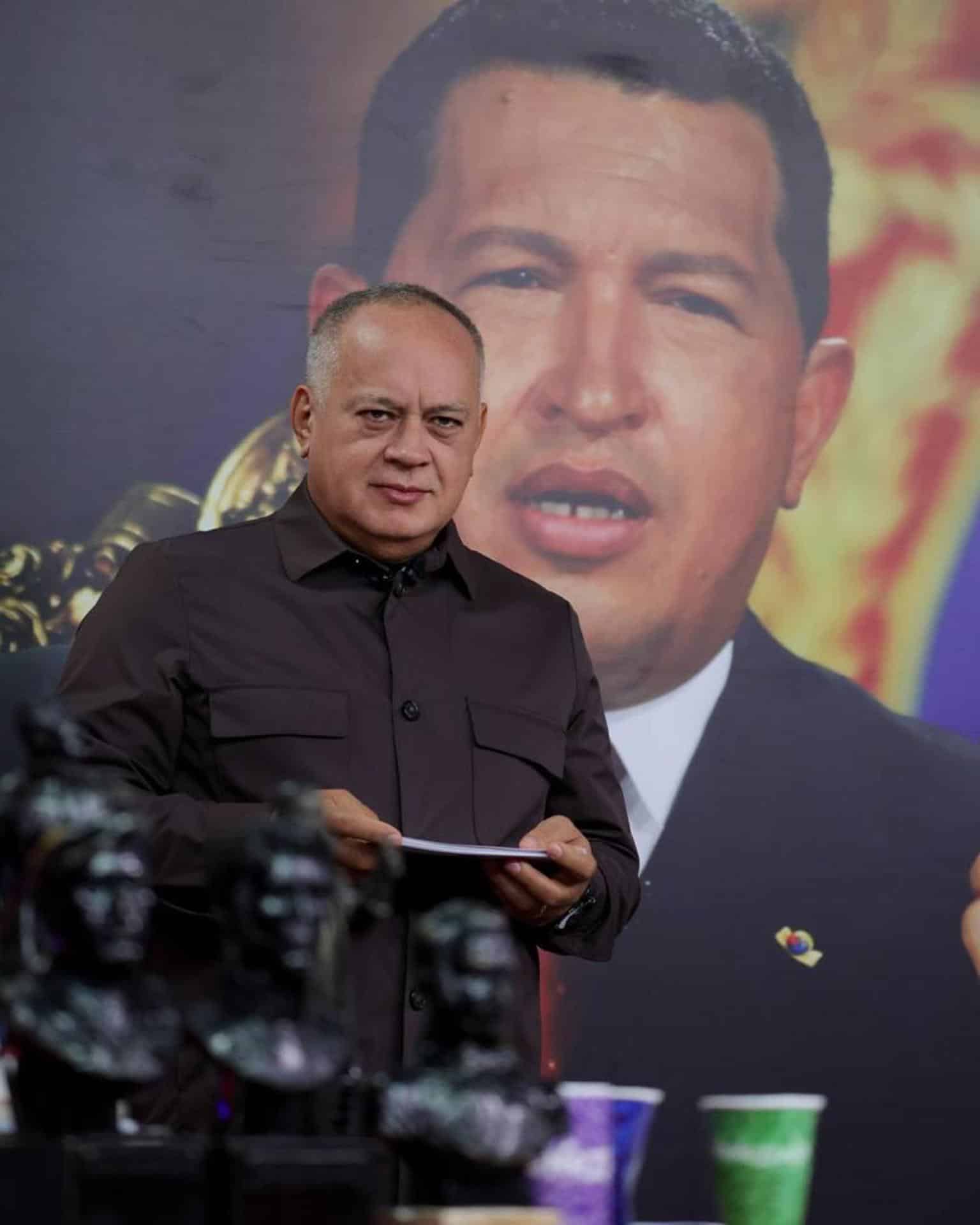 Fotografía cedida por Prensa del ministerio de interior, Justicia y Paz, donde se observa al ministro de esa cartera, Diosdado Cabello en su programa de televisión "Con El Mazo Dando" este miércoles, en Caracas (Venezuela). EFE/ PRENSA MINISTERIO INTERIOR, JUSTICIA Y PAZ