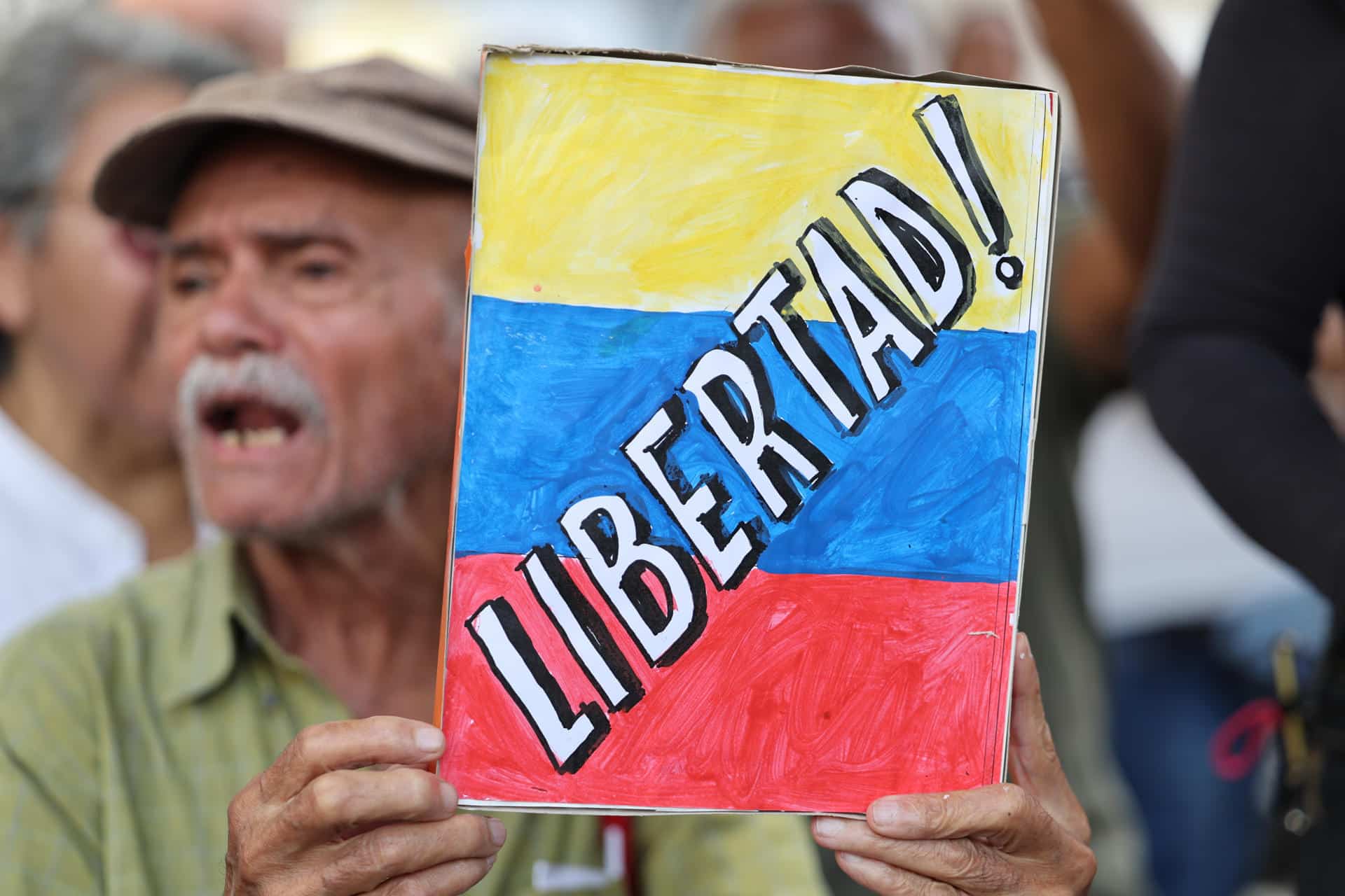 Foto de archivo de simpatizantes de la líder opositora María Corina Machado y del opositor Edmundo González, que piden libertad de presos políticos de la oposición detenidos tras las elecciones del 28 de julio. EFE/ Miguel Gutierrez