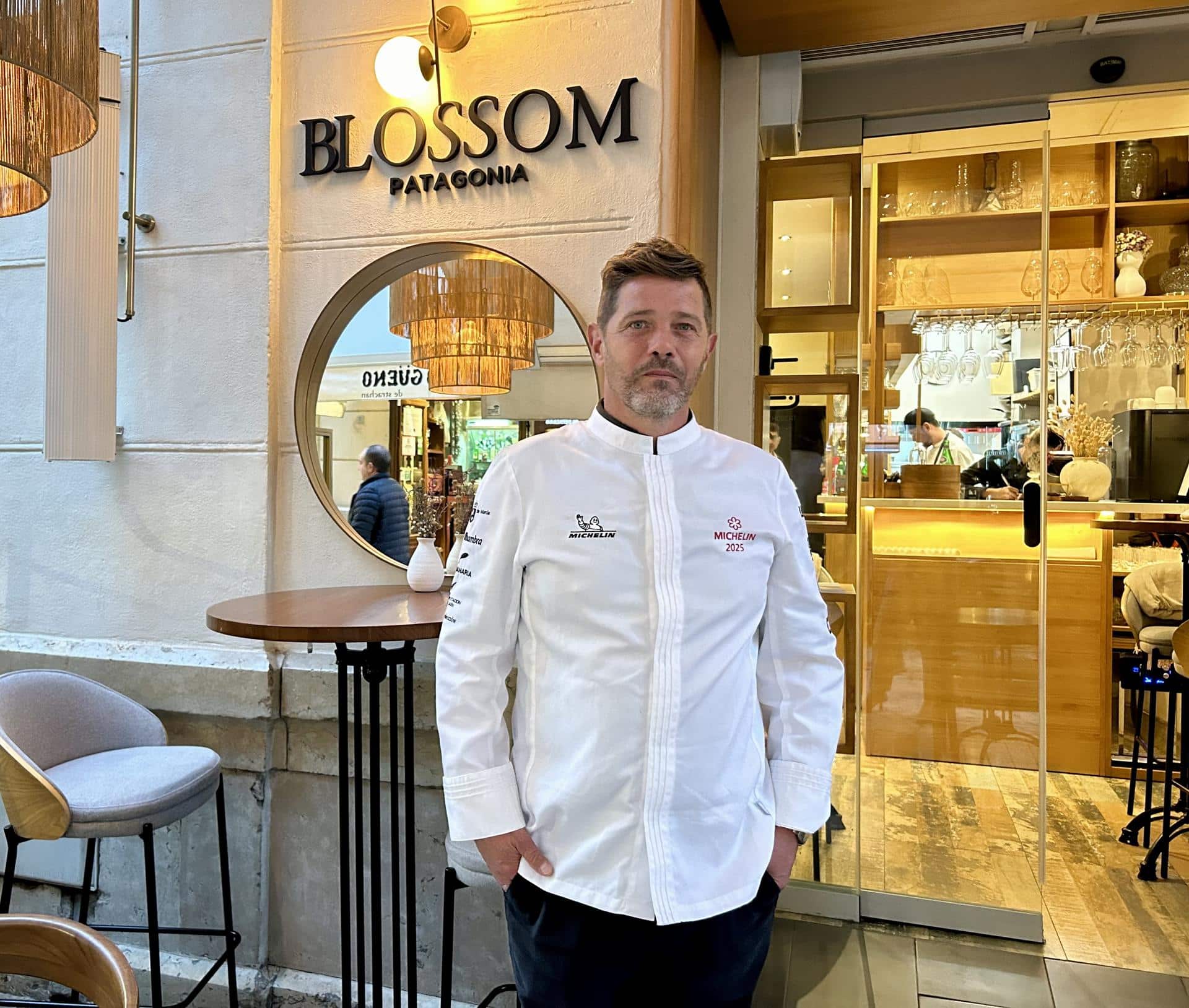 El chef argentino Emiliano Schobert, que ha logrado la primera estrella Michelin para su restaurante Blossom, situado en Málaga, asegura que más que esperar este premio lo soñaba, igual que también un día soñó -y lo consiguió- con cocinar para su principal referente, Paul Bocuse, considerado el mejor cocinero del siglo XX.EFE/Esther Gómez