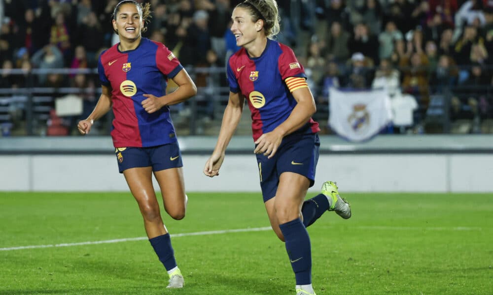 La centrocampista del Barcelona Alexia Putellas celebra tras anotar el 0-4 para su equipo durante el partido de la jornada 10 de la Liga F entre Real Madrid y Barcelona, este sábado en el Estadio Alfredo Di Stéfano de Madrid. EFE/ Juanjo Martín