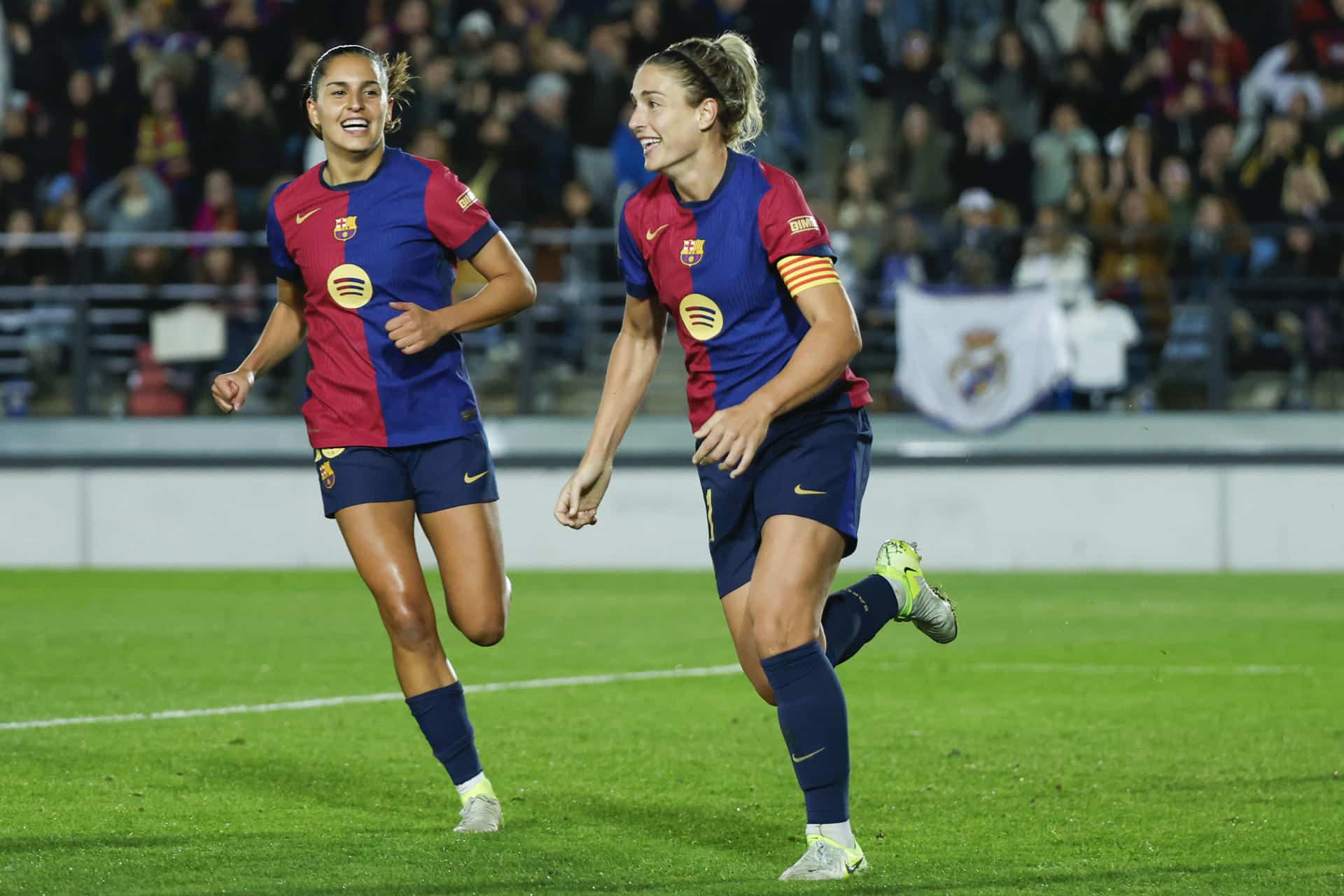 La centrocampista del Barcelona Alexia Putellas celebra tras anotar el 0-4 para su equipo durante el partido de la jornada 10 de la Liga F entre Real Madrid y Barcelona, este sábado en el Estadio Alfredo Di Stéfano de Madrid. EFE/ Juanjo Martín