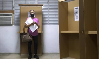 Una persona espera su turno para depositar su voto el martes 5 de noviembre en un centro de votación en Carolina (Puerto Rico). EFE/Thais Llorca