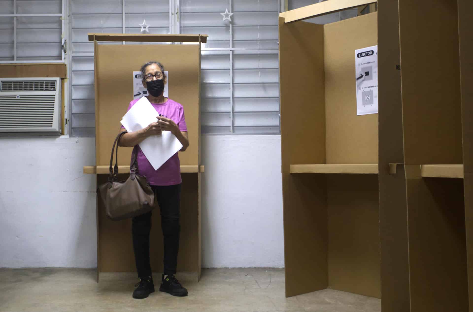 Una persona espera su turno para depositar su voto el martes 5 de noviembre en un centro de votación en Carolina (Puerto Rico). EFE/Thais Llorca