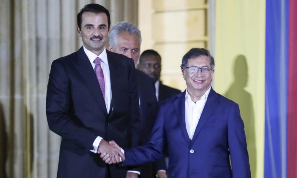 El emir de Catar, Tamim bin Hamad Al Thani (i), es recibido con honores este miércoles por el presidente de Colombia, Gustavo Petro (d), en la Casa de Nariño, en Bogotá (Colombia). EFE/ Carlos Ortega