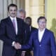 El emir de Catar, Tamim bin Hamad Al Thani (i), es recibido con honores este miércoles por el presidente de Colombia, Gustavo Petro (d), en la Casa de Nariño, en Bogotá (Colombia). EFE/ Carlos Ortega