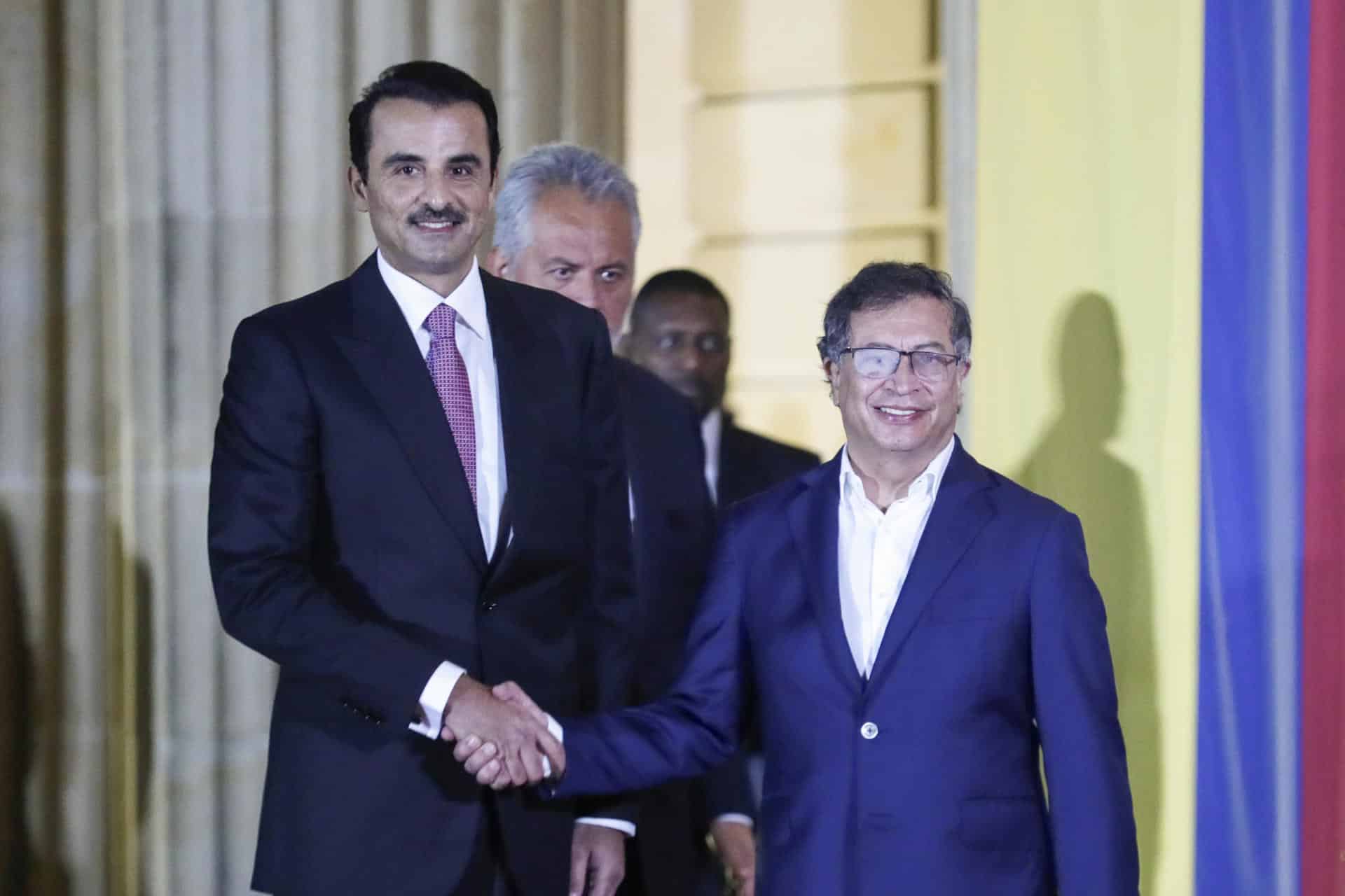 El emir de Catar, Tamim bin Hamad Al Thani (i), es recibido con honores este miércoles por el presidente de Colombia, Gustavo Petro (d), en la Casa de Nariño, en Bogotá (Colombia). EFE/ Carlos Ortega