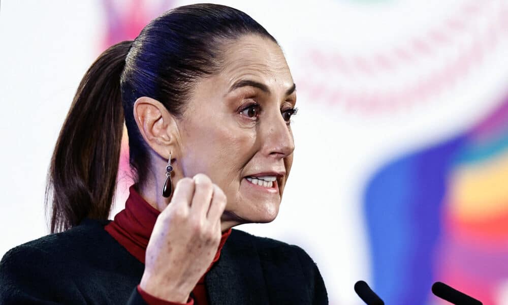 La presidenta de México, Claudia Sheinbaum, habla durante su conferencia de prensa matutina este lunes, en el Palacio Nacional en la Ciudad de México (México). EFE/ Sáshenka Gutiérrez