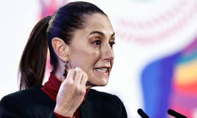 La presidenta de México, Claudia Sheinbaum, habla durante su conferencia de prensa matutina este lunes, en el Palacio Nacional en la Ciudad de México (México). EFE/ Sáshenka Gutiérrez