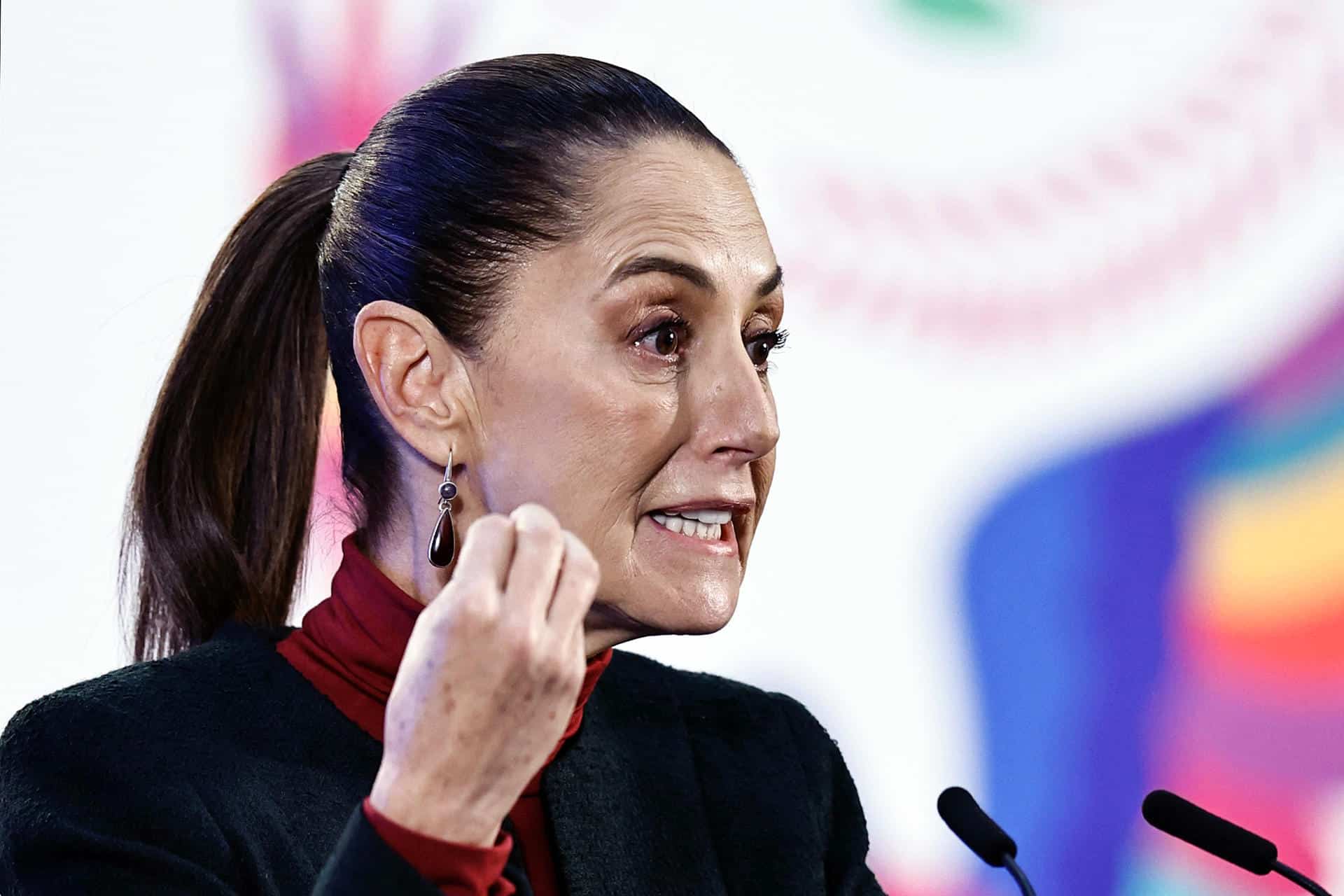 La presidenta de México, Claudia Sheinbaum, habla durante su conferencia de prensa matutina este lunes, en el Palacio Nacional en la Ciudad de México (México). EFE/ Sáshenka Gutiérrez