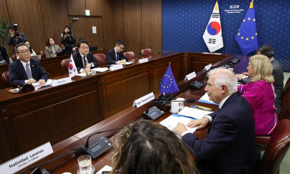 El ministro de Relaciones Exteriores de Corea del Sur, Cho Tae-yul (I), conversa con el Alto Representante de la Unión Europea para Asuntos Exteriores y Política de Seguridad, Josep Borrell (3-D), durante una reunión en el Ministerio de Relaciones Exteriores en Seúl, Corea del Sur, el 04 de noviembre de 2024. 
EFE/EPA/Chung Sung-Jun / POOL