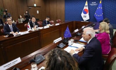 El ministro de Relaciones Exteriores de Corea del Sur, Cho Tae-yul (I), conversa con el Alto Representante de la Unión Europea para Asuntos Exteriores y Política de Seguridad, Josep Borrell (3-D), durante una reunión en el Ministerio de Relaciones Exteriores en Seúl, Corea del Sur, el 04 de noviembre de 2024. 
EFE/EPA/Chung Sung-Jun / POOL