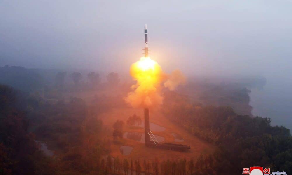 Una foto publicada por la Agencia Central de Noticias de Corea del Norte (KCNA) muestra a Corea del Norte realizando un disparo de prueba de su último ICBM, Hwasongpho-19, en un lugar no revelado de Corea del Norte, 31 de octubre de 2024 (emitida el 01 de noviembre de 2024). EFE/EPA/KCNA USO EDITORIAL SOLAMENTE