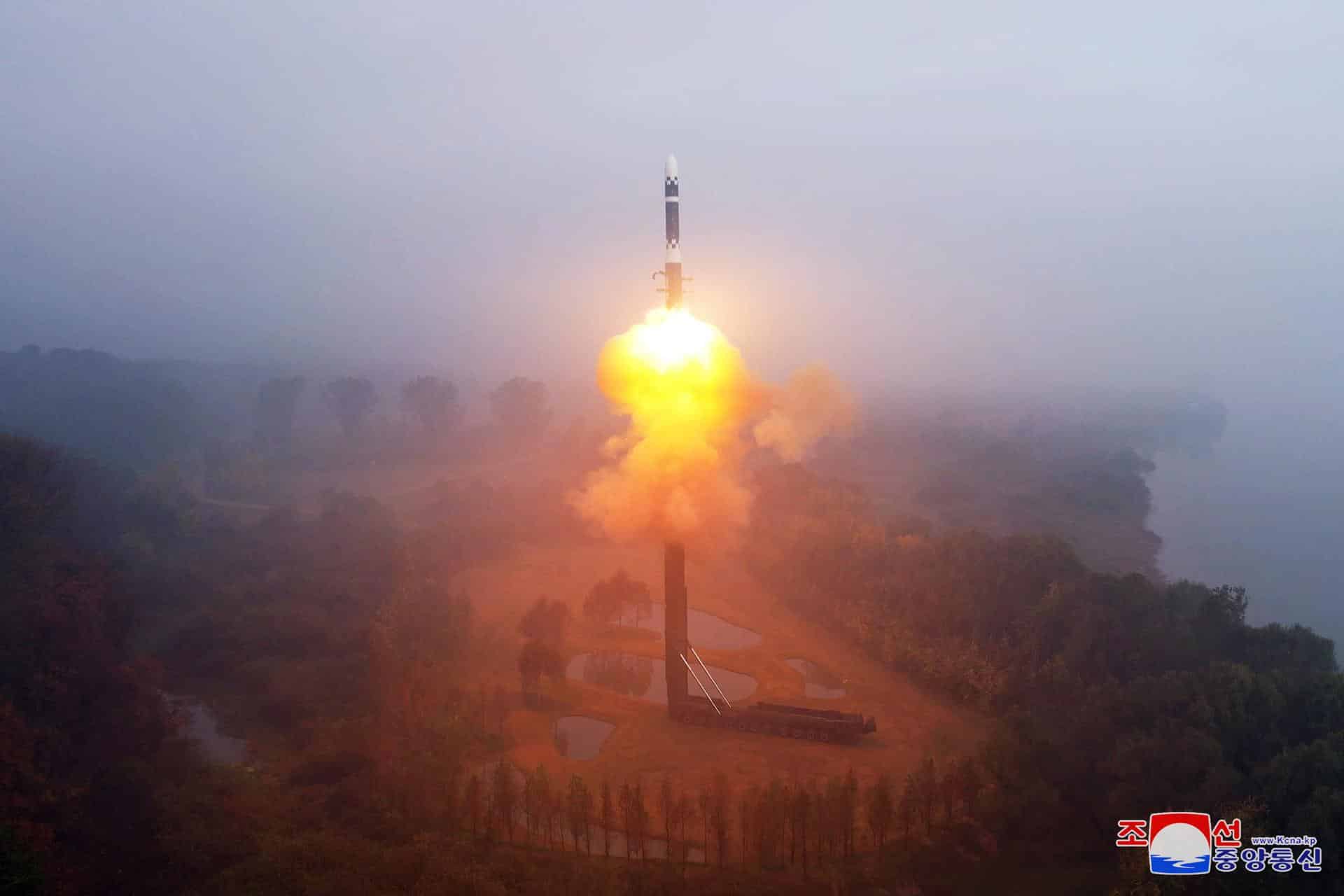 Una foto publicada por la Agencia Central de Noticias de Corea del Norte (KCNA) muestra a Corea del Norte realizando un disparo de prueba de su último ICBM, Hwasongpho-19, en un lugar no revelado de Corea del Norte, 31 de octubre de 2024 (emitida el 01 de noviembre de 2024). EFE/EPA/KCNA USO EDITORIAL SOLAMENTE